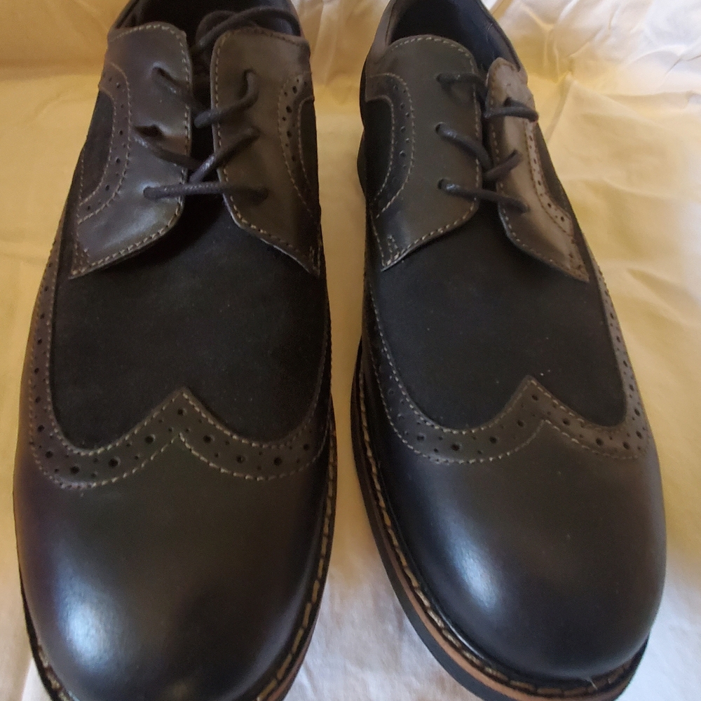 Abeo Black Oxford Shoes with Wingtip Detailing